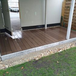 Terrassen, mit Kebony-Terrassenholz.