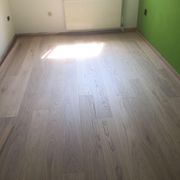 Boden nach Verlegung des Neuen. Bodenverlegung.