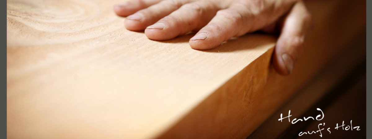 Hand auf Holz