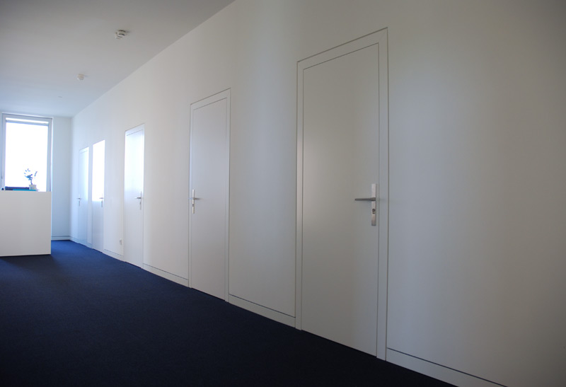 Wandbündige Blockrahmentür