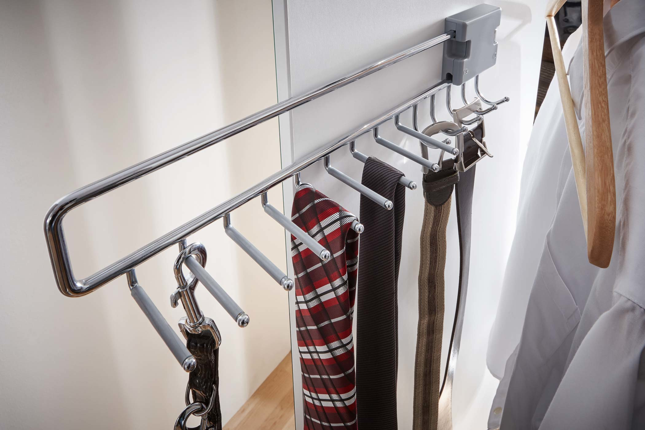 Praktische Helferlein, Krawatten und Hemden ordentlich aufgeräumt