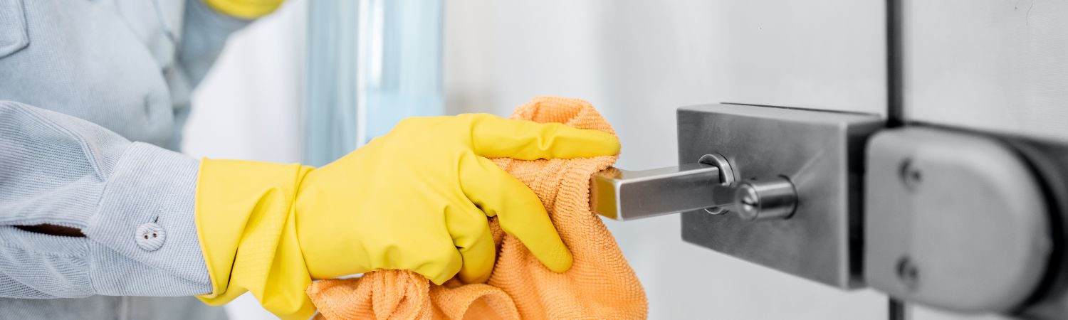 Pflegehinweise zu Glastüren mit satiniertem Glas