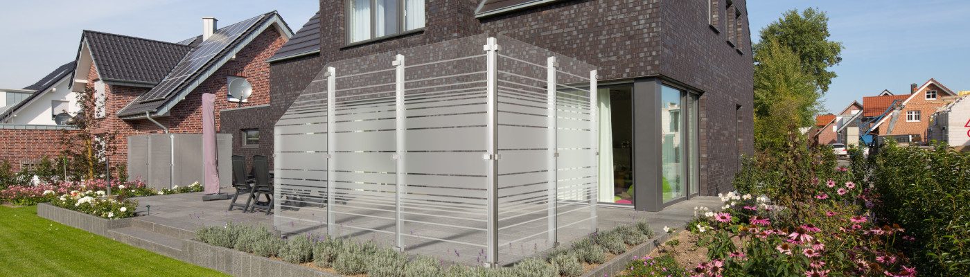 Sichtschutz aus Glas. Transparent und hält Wind ab.