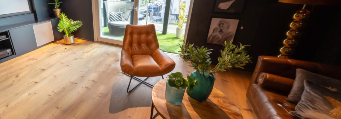 Schwarzer Salon aus Unikate Raumkonzepte